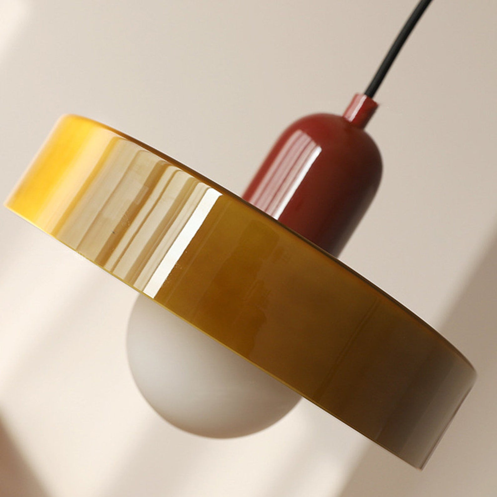 Stijlvolle Bauhaus Hanglamp van Kleurig Glas – Modern Design